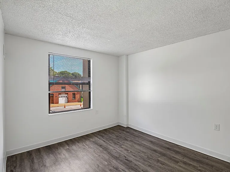 Riverview Apartments — Photo 40