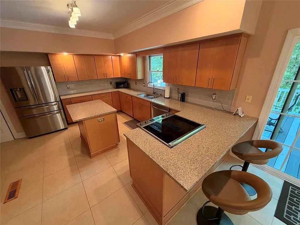 4 bed, 3.5 bath, 3823 sqft, $3,995 — Photo 3