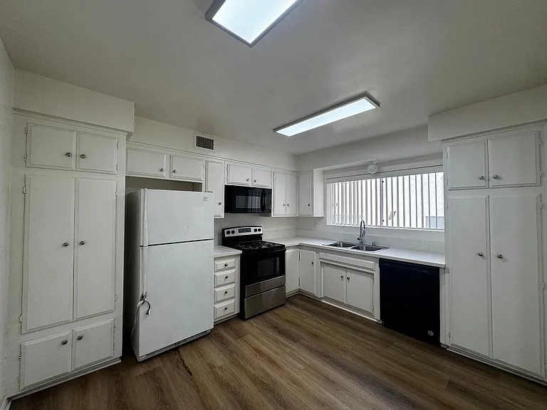 100 - Kimberly Apartments — Photo 18
