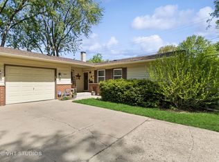 1404 S Chestnut Dr, Mount Prospect, IL 60056