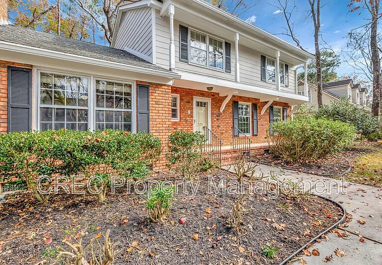 321 Shaftesbury Ln — Photo 2