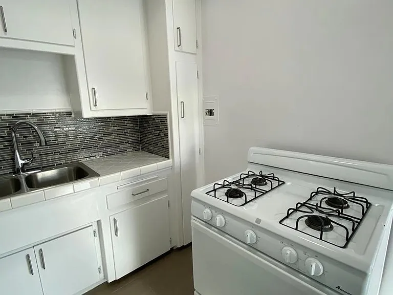 241 4th Ave #10 — Photo 6