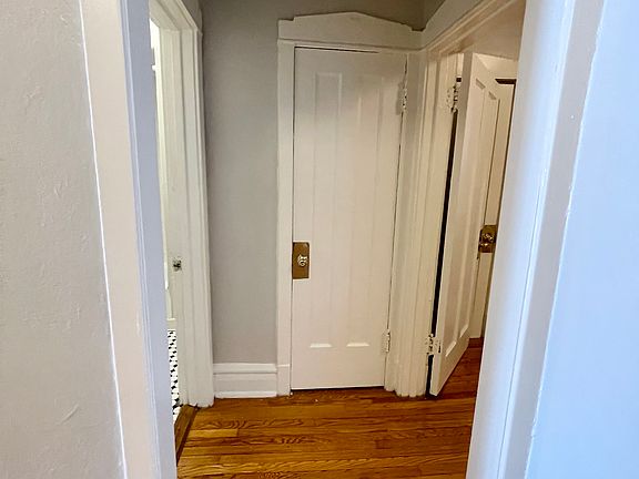 5th image of 840 W Elmwood Ave #1