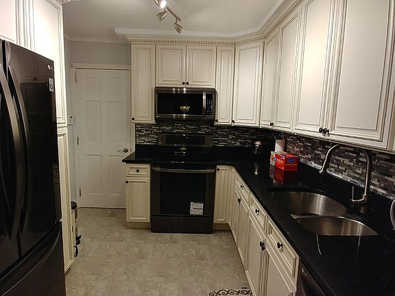 2nd image of 1085 Iris Pl