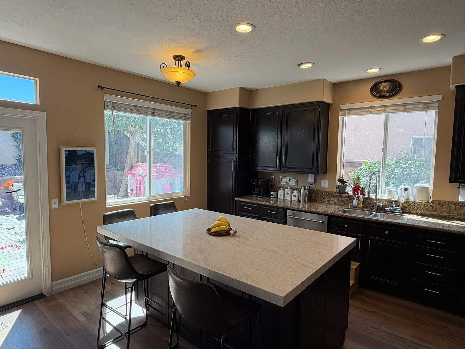 4 bed, 1921 sqft, $4,550 — Photo 4
