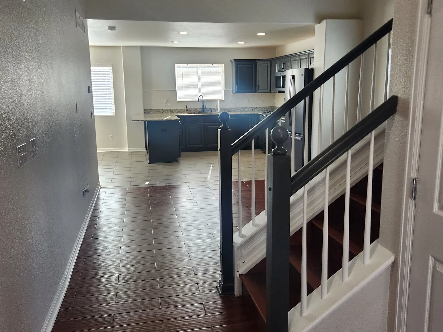 2 bed, 2.5 bath, 1383 sqft, $2,200 — Photo 2