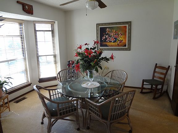 Sunroom/Dining room/formal living - You choose!!!