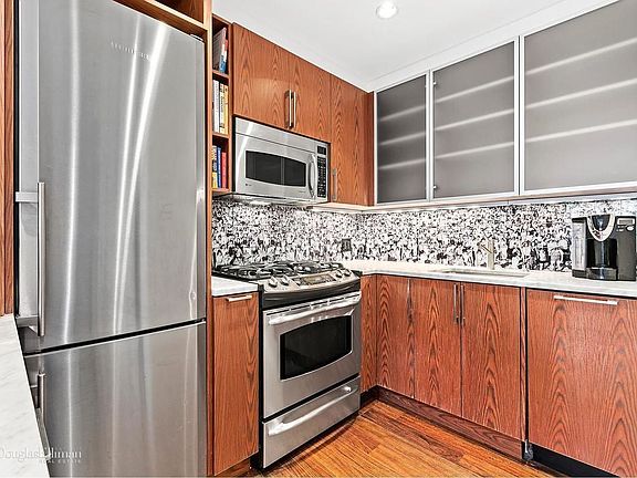 3rd image of 333 W 22nd St Penthouse D