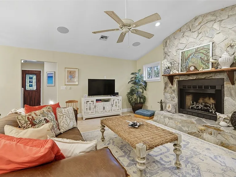 902 Tides Rd — Photo 9