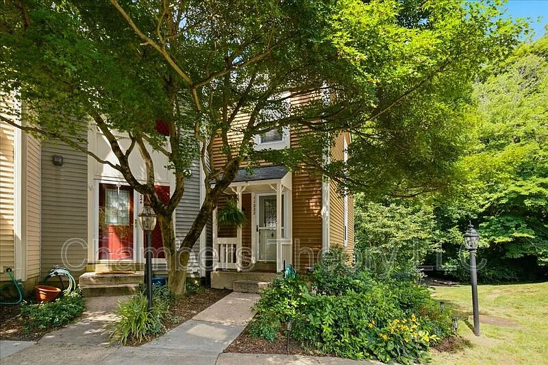 2 bed, 2.5 bath, 1163 sqft, $2,700 — Photo 2