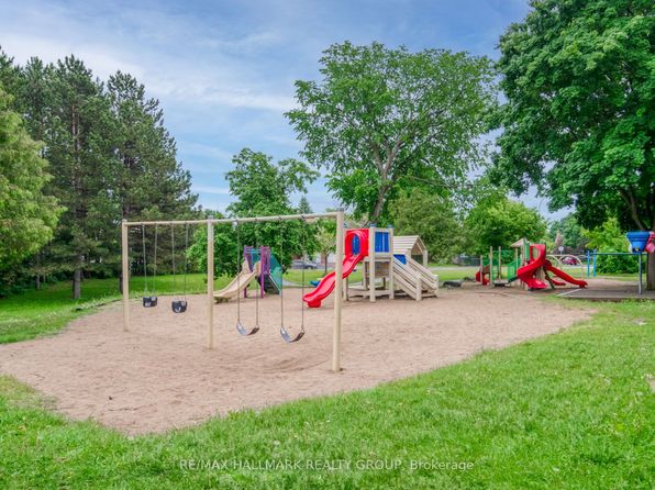 12F Larkshire Ln, Ottawa, ON K2J 1Y5