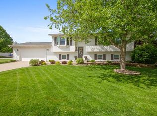 2203 Timber View Dr, Bloomington, IL 61701