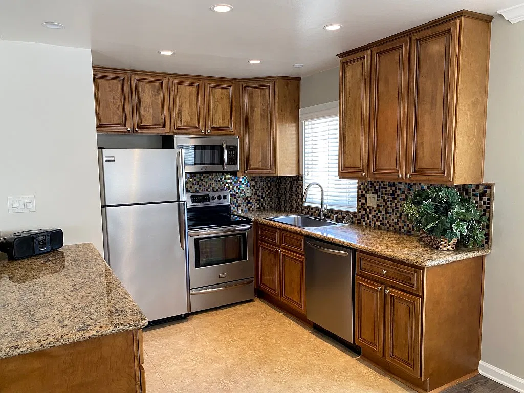 Studio, 900 sqft, $3,399 — Photo 2