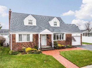 30 Harold Rd, Plainview, NY 11803