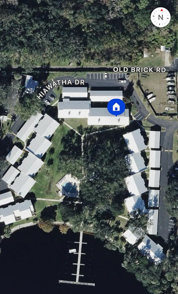 Building Photo - 220 Hiawatha Ct E #220