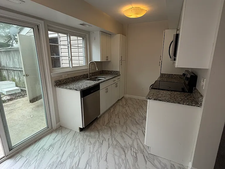 310 Lancaster Sq #310 — Photo 12