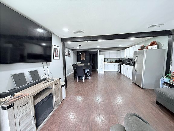 3rd image of 7323 Red Bud Dr