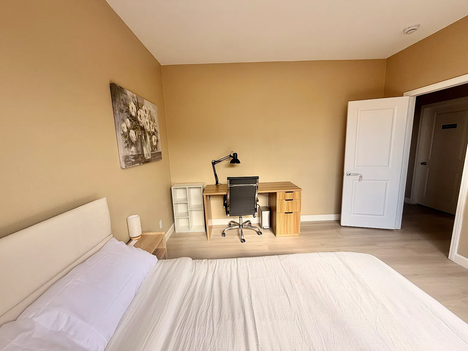 5 bed, 3.5 bath, 4187 sqft, $1,099 — Photo 4