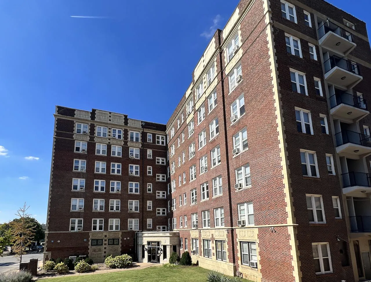 Lindell Park Apartments — Photo 1