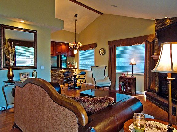 2nd image of 225 SE Scenic View Dr