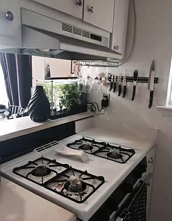 Full kitchen w open breakfast bar