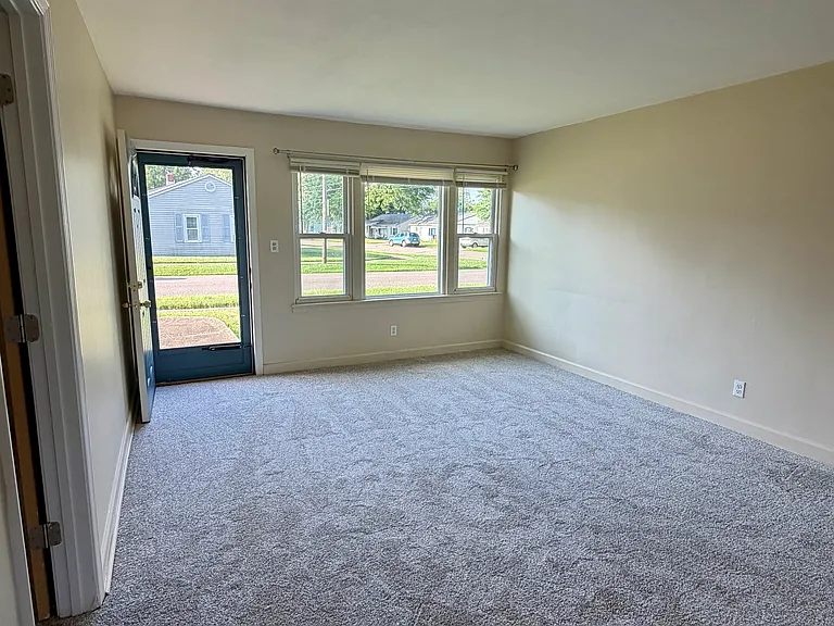324 Lockwood St — Photo 3