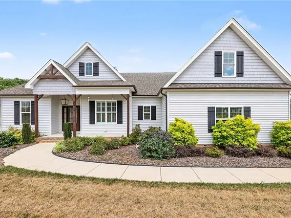 8869 Belews Ridge Rd, Stokesdale, NC 27357