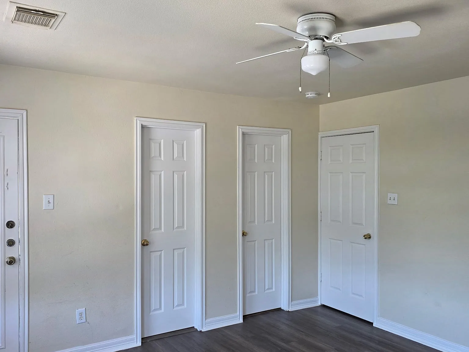 3 bed, 2.5 bath, 1382 sqft, $1,600 — Photo 3