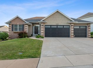 5562 N Ridge Cir, Bettendorf, IA 52722