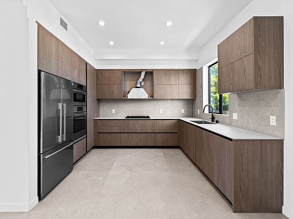3rd image of 307 N Wilton Pl #101