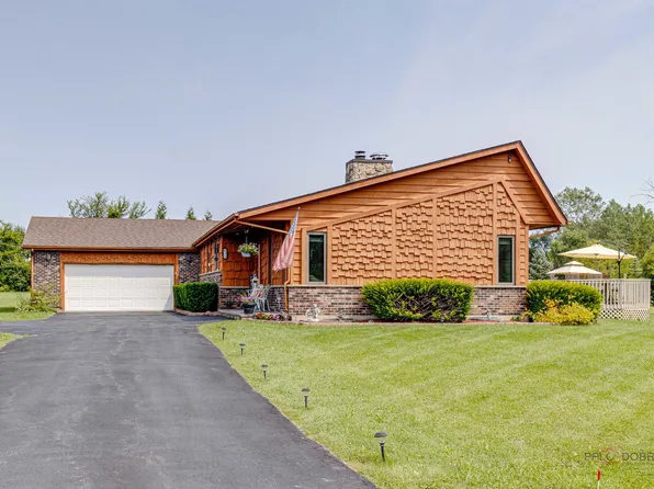 635 Meadow Ln, Winthrop Harbor, IL 60096