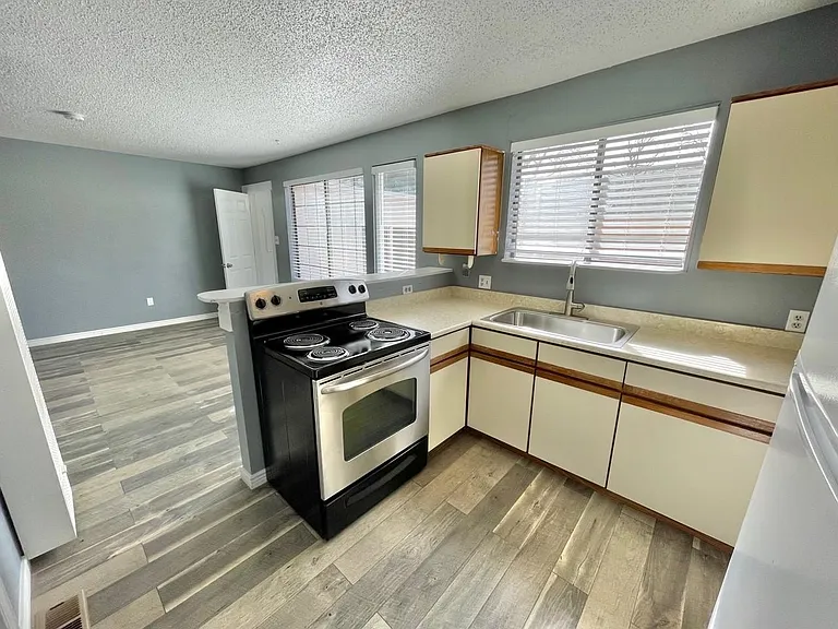 313 S Hudson St — Photo 20