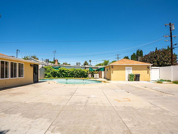 4th image of 9842 Woodman Ave