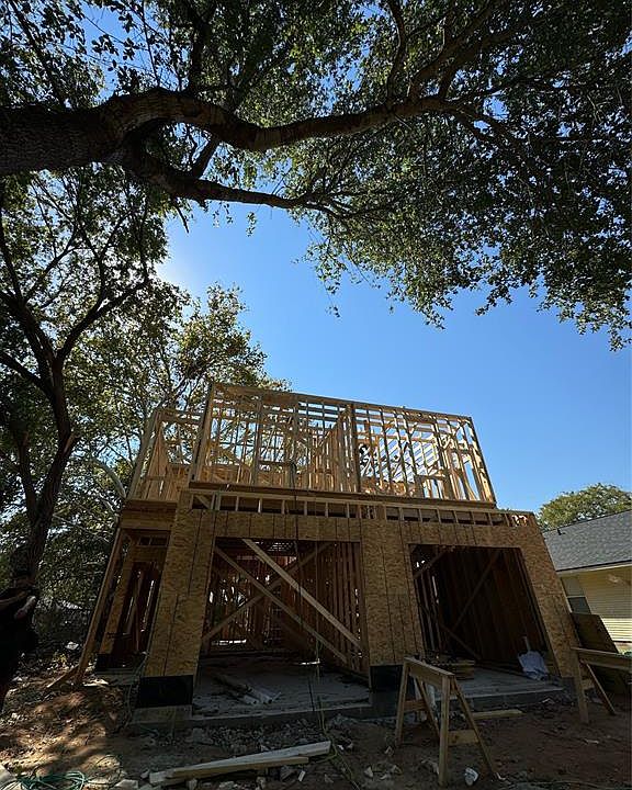 1310 E Alamo St Brenham TX Zillow