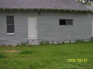 631 S 3rd St, Lott, TX 76656