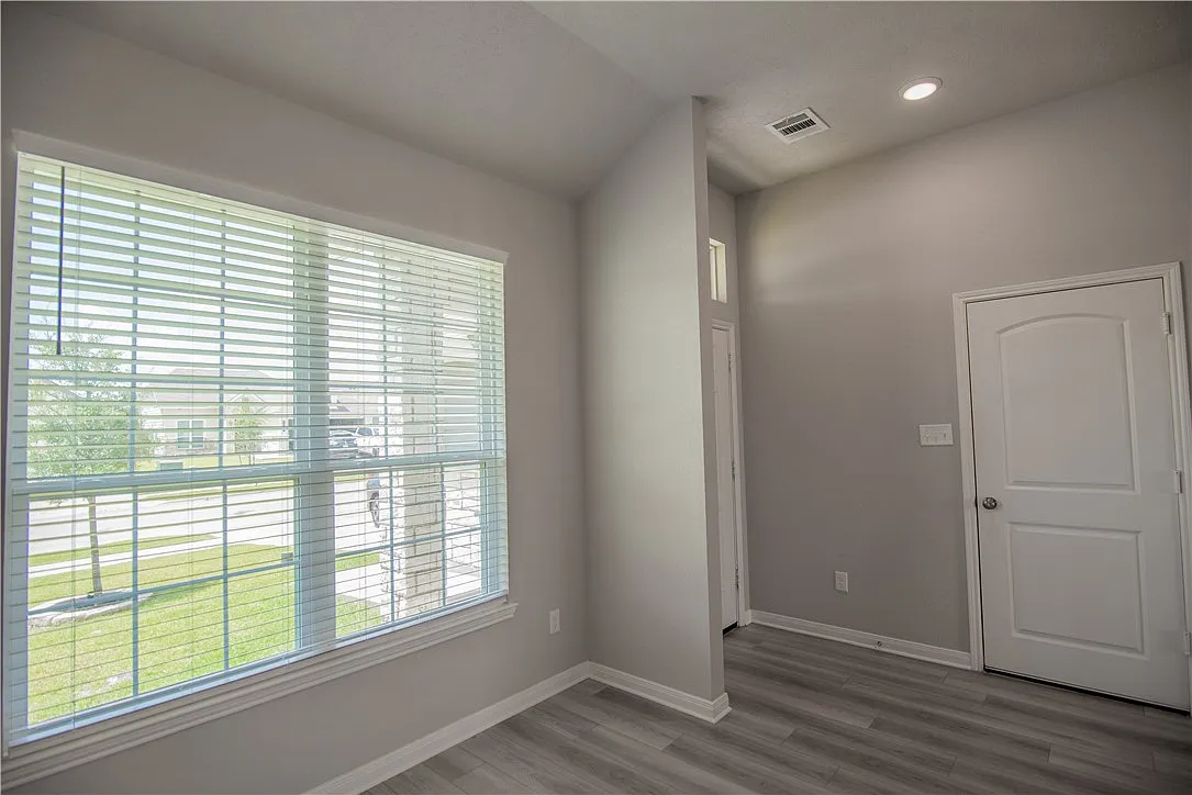 3 bed, 1350 sqft, $2,000 — Photo 3