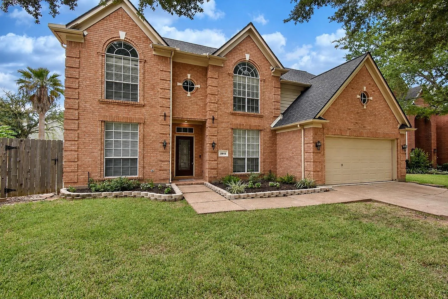 4 bed, 3.5 bath, 2715 sqft, $2,800 — Photo 2