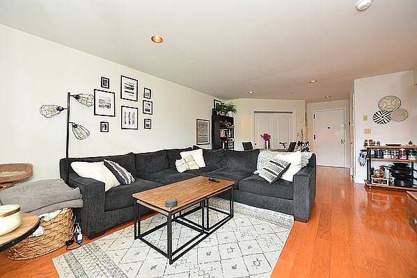 1st image of 19-19-208 Avenue R116