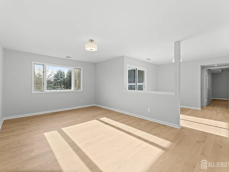 3226 Sayre Dr — Photo 2