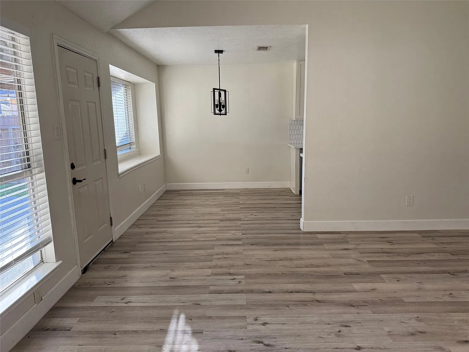 3 bed, 2.0 bath, 1223 sqft, $1,900 — Photo 4