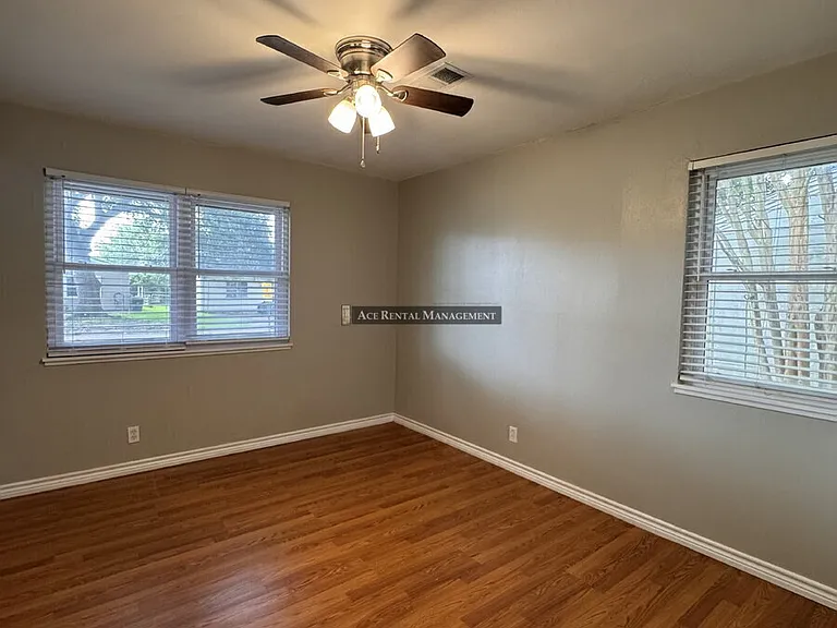 2704 Avenue N — Photo 13