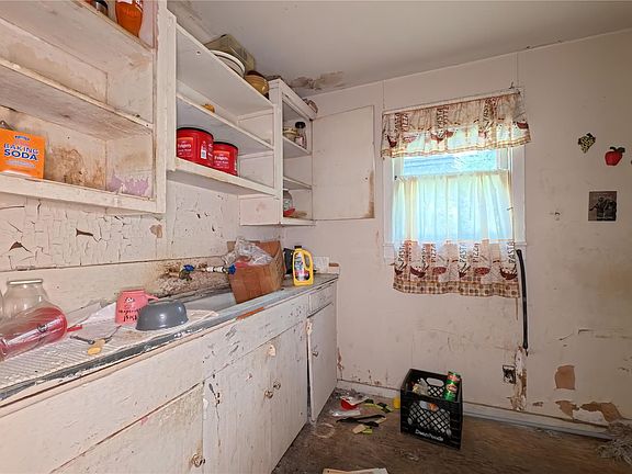 4th image of 1914 Benson St