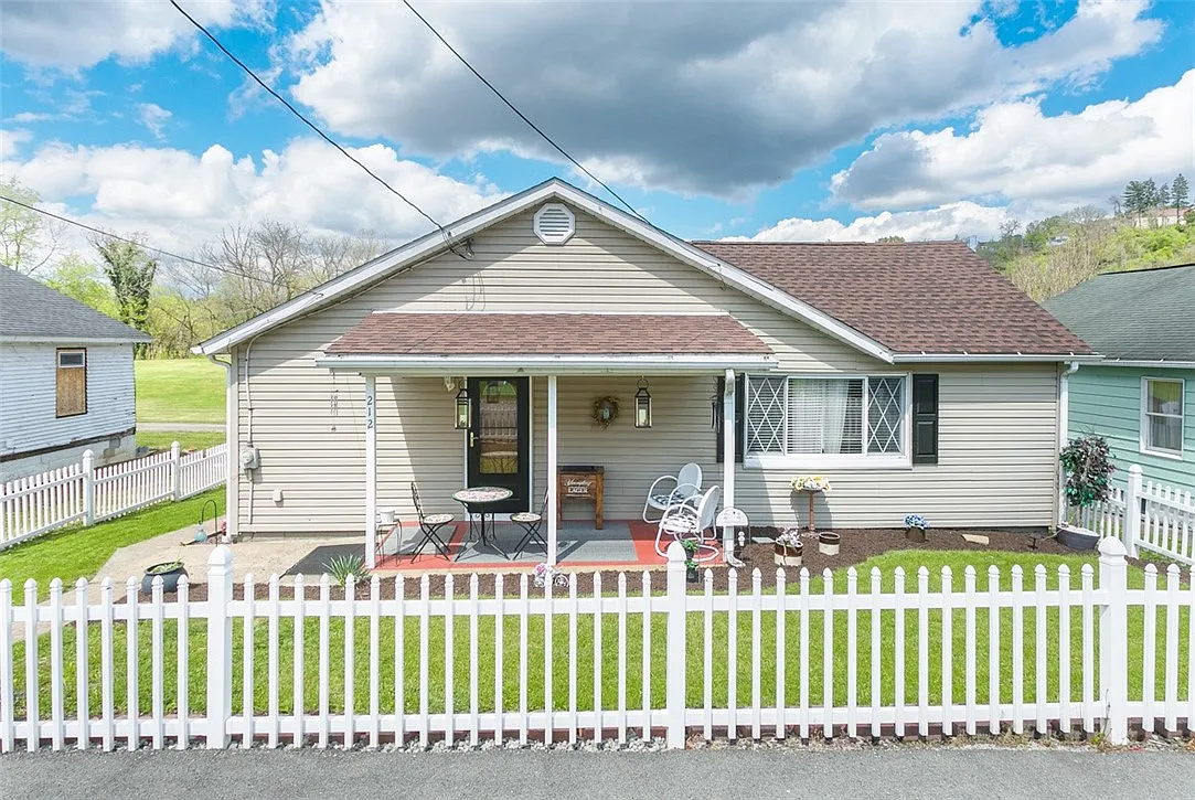 212 Brown St photo 1
