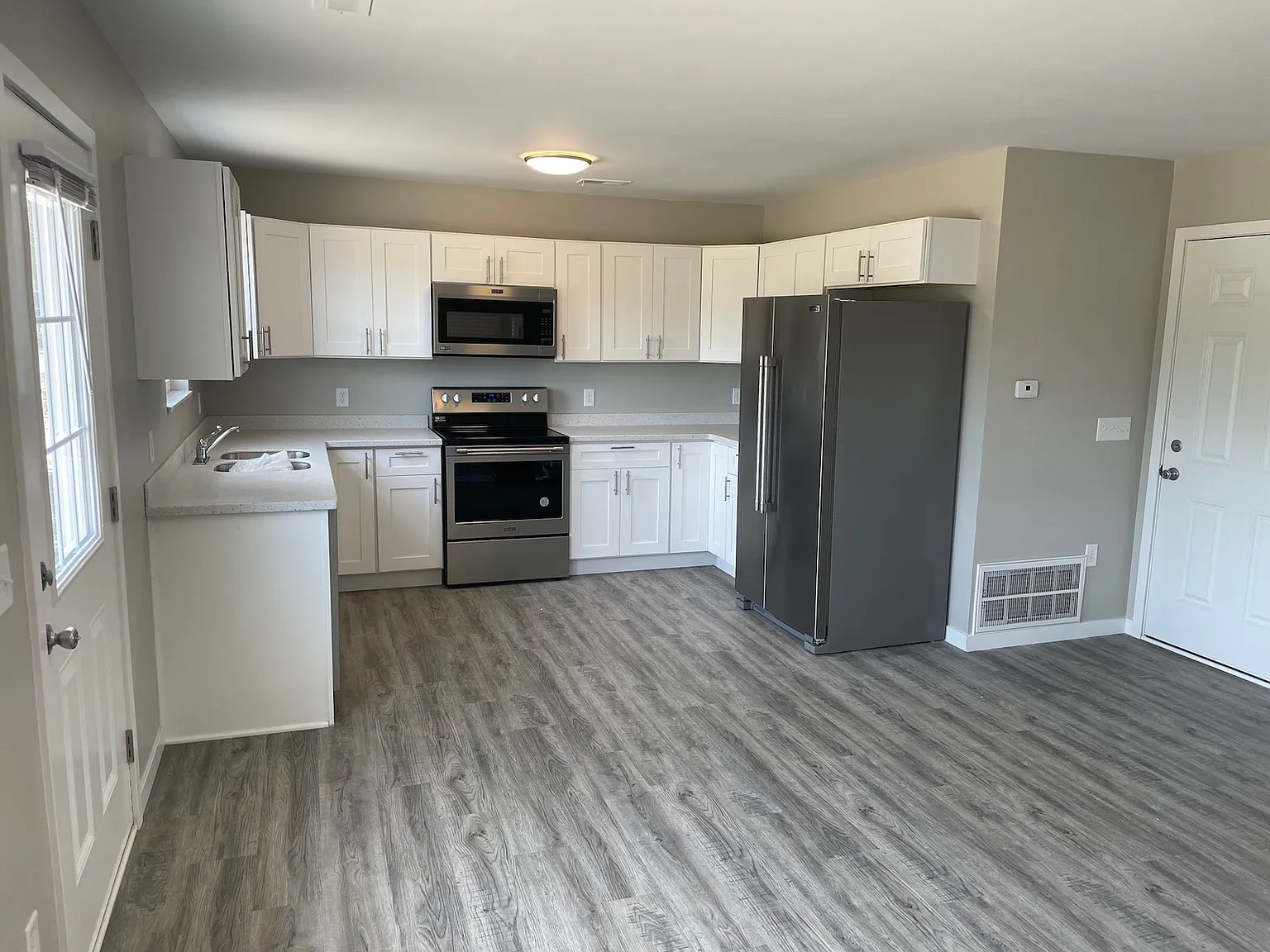 2 bed, 1000 sqft, $1,975 — Photo 2