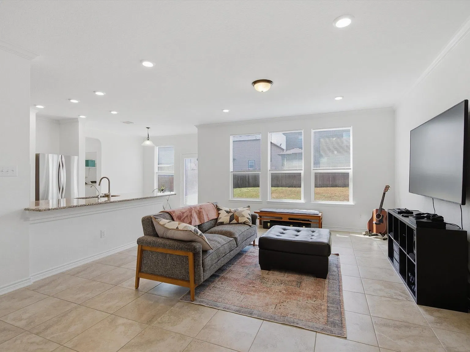 4 bed, 2.5 bath, 2498 sqft, $2,000 — Photo 4