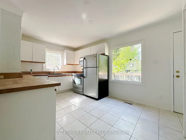 426 Reynolds St — Photo 6