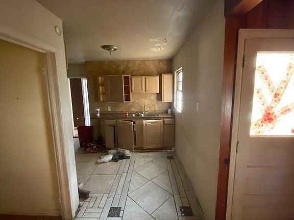 2nd image of 1728 N Glenwood Cir