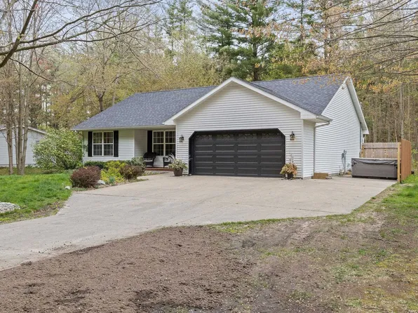 585 W Kessler Ct, Sanford, MI 48657