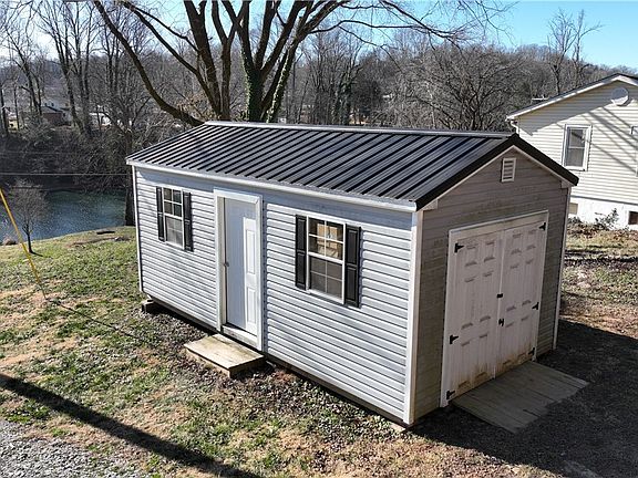 4th image of 1119 Strawberry Rd