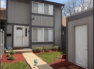 521 N Woodfield Trl, Roselle, IL 60172
